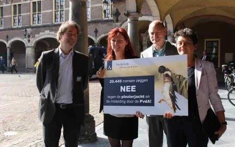 Overhandiging petitie aan leden Eerste Kamer