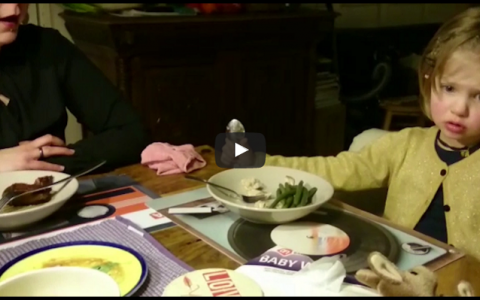 Meisje wil niet dat haar moeder koeienvlees eet (video)