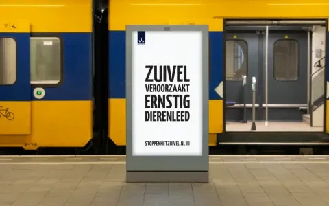 Veelbesproken ‘zuivel veroorzaakt ernstig dierenleed’-posters hangen er weer!